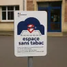 Espace sans tabac — tête de poteau devant l'entrée