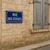Plaque de rue personnalisée — façade de maison de village