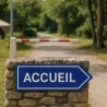 Panneau de direction à droite — entrée d'un camping