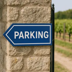 Panneau de direction à gauche — mur d'un domaine