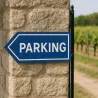 Panneau de direction à gauche — mur d'un domaine