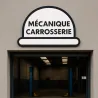 Enseigne aluminium personnalisée — façade d'un garage