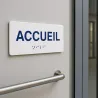 Signalétique braille — entrée d'un bâtiment public