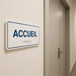 Signalétique braille — couloir d'un établissement de santé