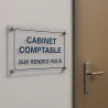 Plaque professionnelle plexi — couloir d'immeuble de bureaux