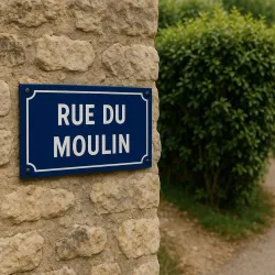 Plaque de rue allongée — mur d'un hameau
