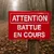 Panneau Attention battue en cours sur un poteau en bord de chemin forestier