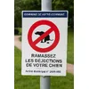 Panneau déjections canines au nom de la commune à l'entrée d'un parc