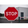 Panneau Stop à la sortie d'un site industriel privé