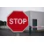 Panneau Stop à la sortie d'un site industriel privé
