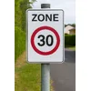 Panneau Zone 30 à l'entrée d'une voie privée de résidence