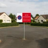 Panneau aire de retournement personnalisé posé dans une impasse de résidence