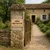 Panneau bois de gîte posé sur un pilier d’entrée